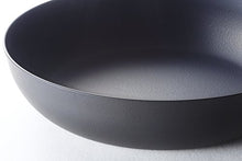 Load image into Gallery viewer, Sori Yanagi Carbon Steel Pan Magma Plate 9.84&quot; with Lid
